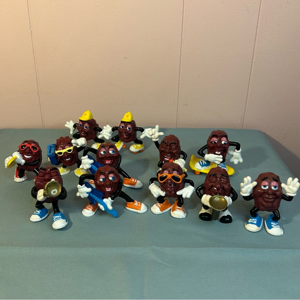 Set of 12 (1987) VTG Hardees California Raisins